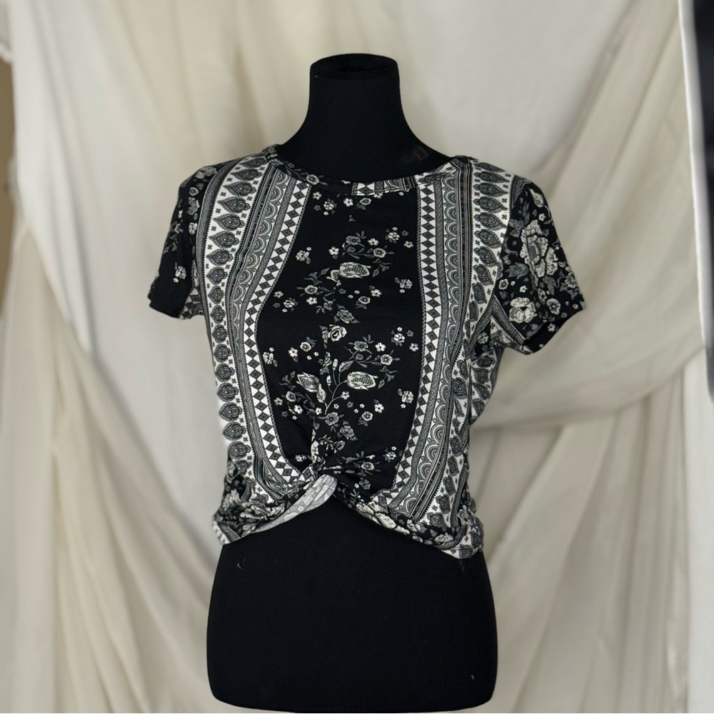 Rue21 Black and White Patterned Short Sleeve Top